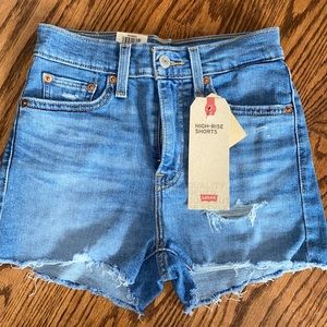 NWT— LEVI’S high rise shorts in light wash